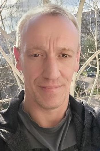 Мені сорок п’ять років. Я самостійна, з роботою, власною квартирою і життям, яке будувала роками після розлучення. Я запросила Олега переїхати до мене місяць тому не для того, щоб мати когось «обслуговуючого», а тому, що хотіла бути поруч із людиною, яка здавалася дорослою й адекватною. Виявилося, що моє визначення слова «дорослий» було помилковим.