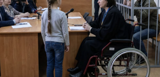 «Пані Суддя, якщо ви відпустите мого татка, я обіцяю — ваші ніжки знову будуть ходити», — прошепотіла 5-річна Ліля. У залі суду запала мертва тиша, а через 30 днів лікарі не повірили власним очам… У залі Солом’янського суду Києва готувалися винести вирок «батьку-грабіжнику». Суддя Катерина Вербицька, яку за очі називали «залізною леді», не знала жалю. Три роки в інвалідному візку після аварії навчили її вірити лише в сухі факти. А факти були невблаганні: Роман Мазур вкрав дорогі ліки з аптеки.