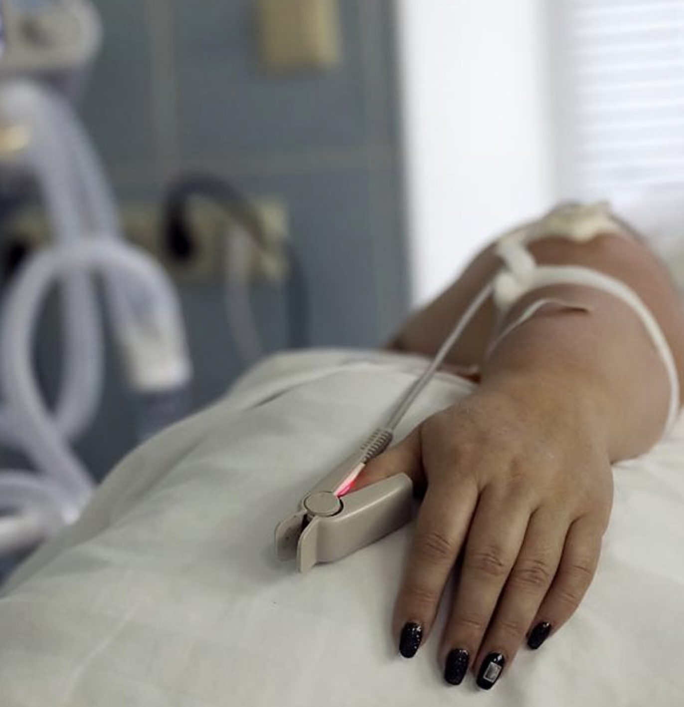 — Мені вuрізалu жовчний, а ти відмовився зустрічати мене з лікарні після операції, бо в тебе заброньований столик у барі з друзями на такий тупий матч? Потім очікувало дещо неочевидне..