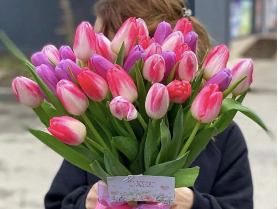 А за ці пів року у всіх уже минули Дні народження, пройшов ювілей весілля, а діти встигли вирости із торішнього взуття. Виходить, вона привезе подарунки за всі пропущені свята. І, як вони сподівалися, ще один великий подарунок.