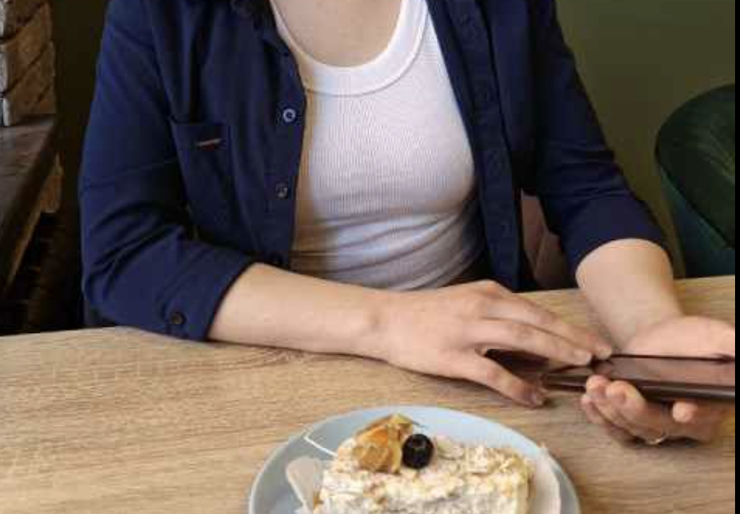 “Незнайомець у 65 провів зі мною ніч.. а на ранок правда «приголомшила»мене… Холодильник порожній, ані нормальної кави … щей старий старий килим у коридорі. Ітут… я не витримала…