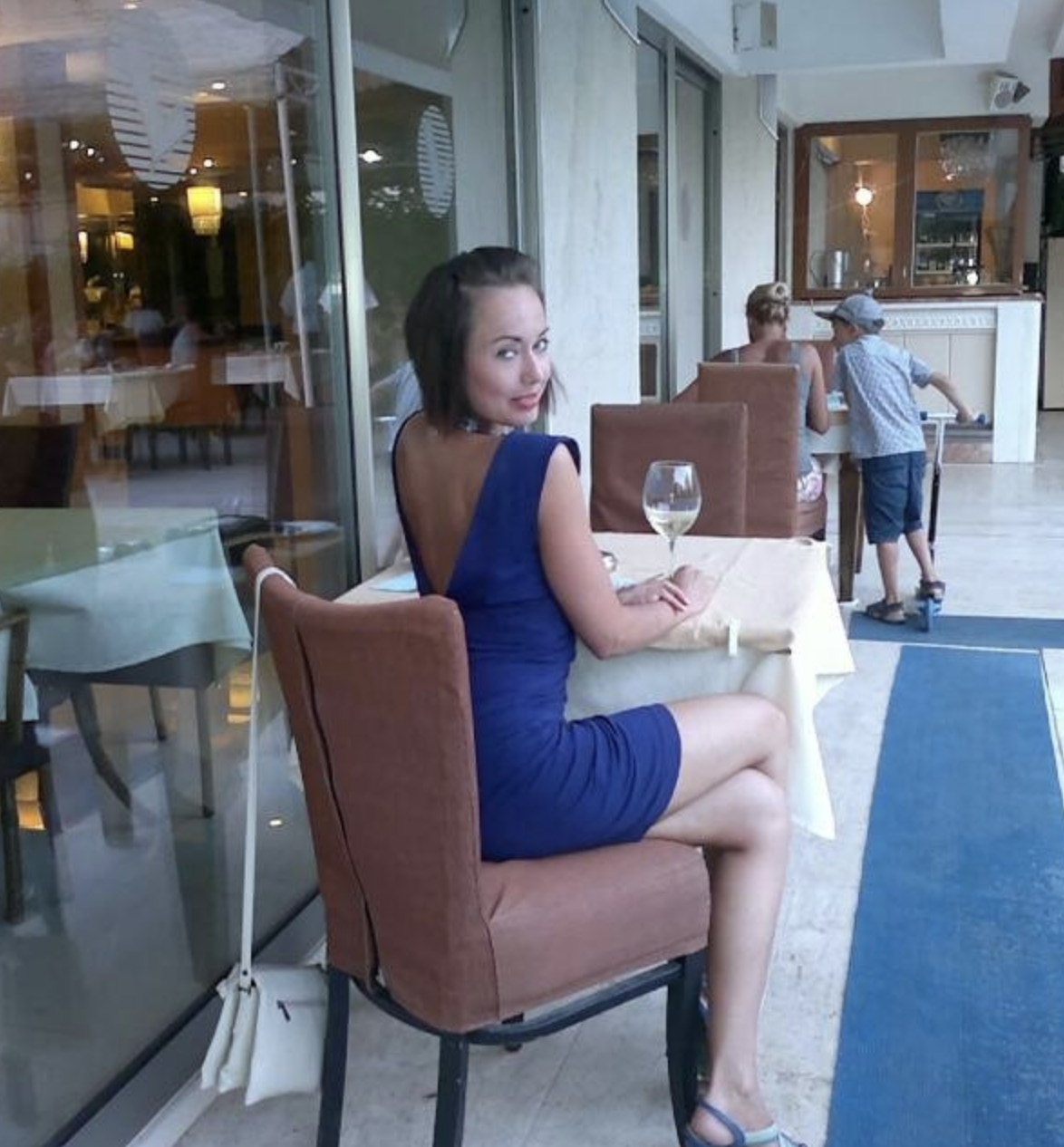 Дружина (41 рік) просила: “Відпусти мене в Одесу, я так втомилася”. Повернулася — світиться від щастя. Через три дні її подруга надіслала фото. Я подав на розлучення.