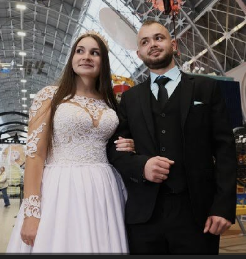 На моєму весіллі сестра зайшла до зали з моїм нареченим і сказала: «Сюрприз! Насправді одружуємося ми» — вона навіть не здогадувалася, що йде просто в пастку мого плану