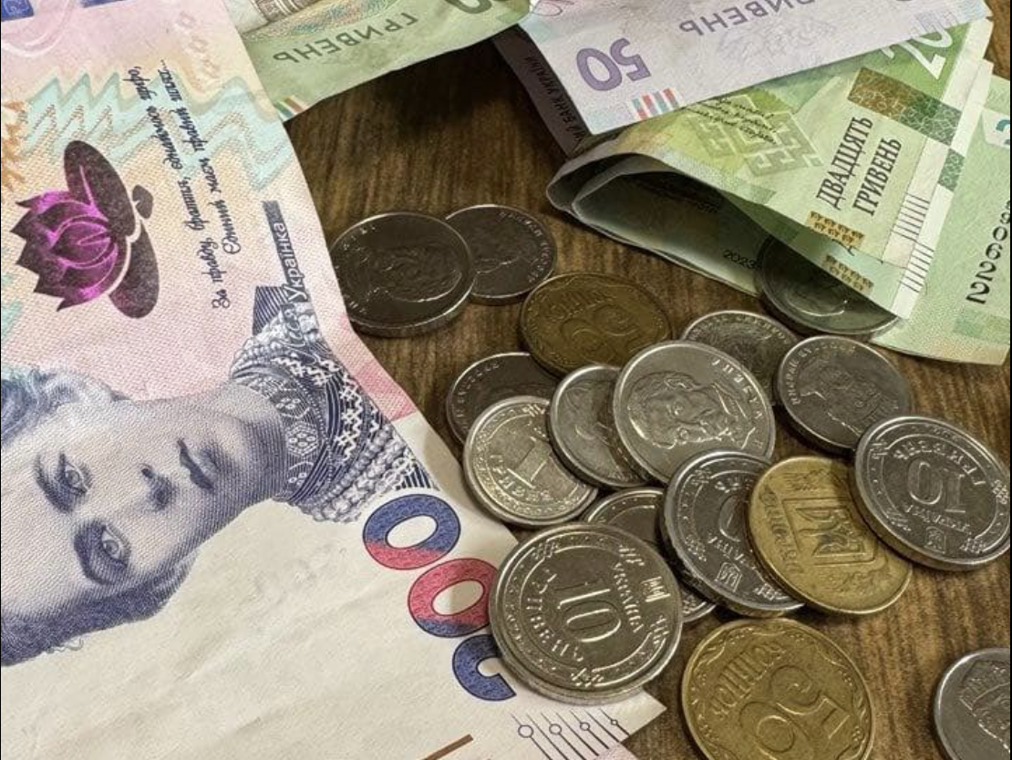 Мамо! Ви вже пенсію отримали? Давайте сюди! — сердито запитала невістка. — Нам на плитку у ванну не вистачає. Майстри вже завтра прийдуть, — Олена навіть не підняла голови від екрана свого новенького смартфона. Валентина Степанівна застигла в дверях кухні