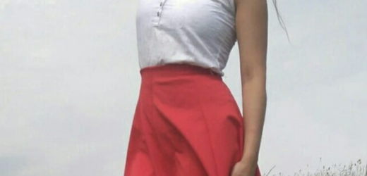 Я відразу побігла до неї — страшенно ж цікаво. Заходжу в дім, а весільна сукня висить просто на самому видному місці. Спочатку я навіть завмерла від захоплення — така краса! А потім звернулася до Насті:— Ну давай, розповідай. Як ви познайомилися? Хто він?