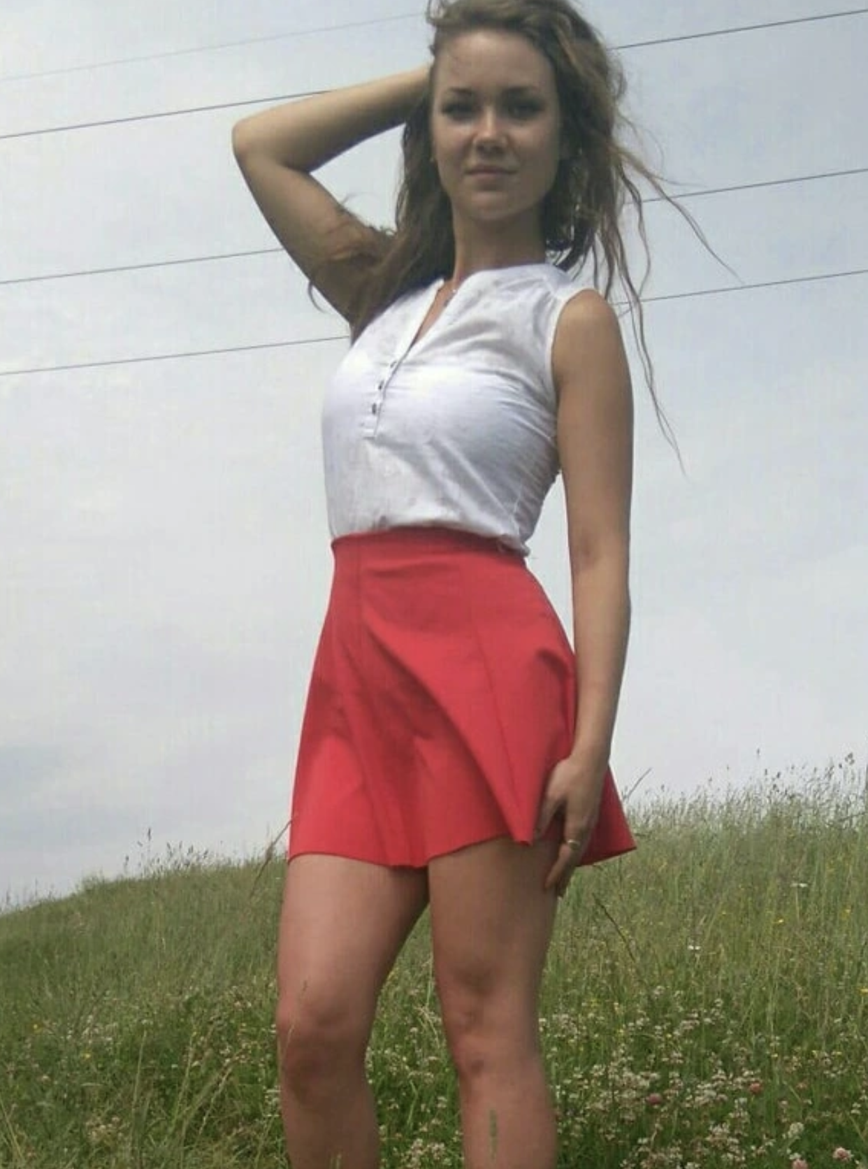 Я відразу побігла до неї — страшенно ж цікаво. Заходжу в дім, а весільна сукня висить просто на самому видному місці. Спочатку я навіть завмерла від захоплення — така краса! А потім звернулася до Насті:— Ну давай, розповідай. Як ви познайомилися? Хто він?