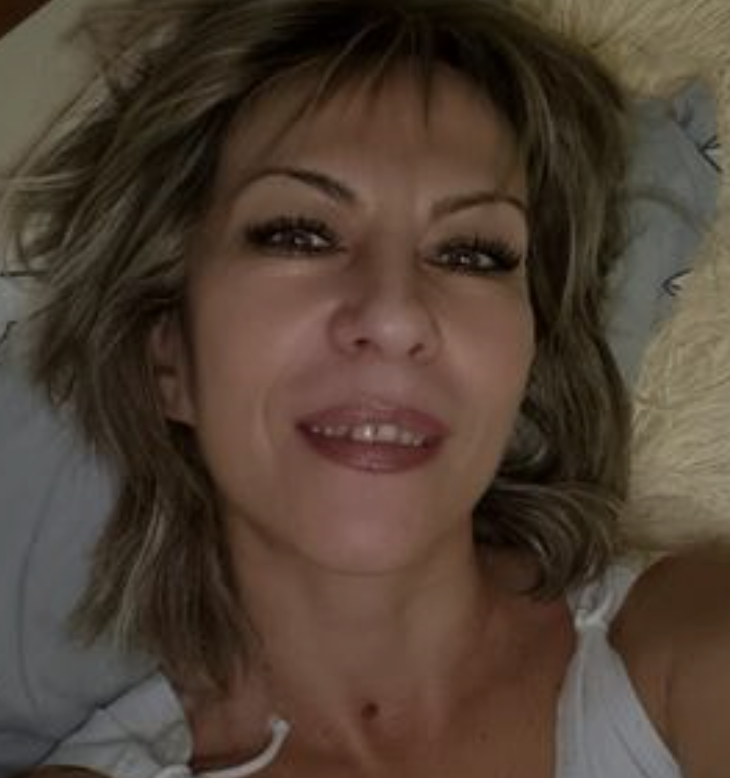 – З лиця води не пити, це правду кажуть… Бачу, дочко, що ти все-таки не прогадала, коли вирішила вийти заміж за Михайла… Як він тебе любить, це в очі впадає… А Ромка… він уже двічі розлучитися встиг, ти чула? – Зустрінеш ще свою долю, які твої роки…