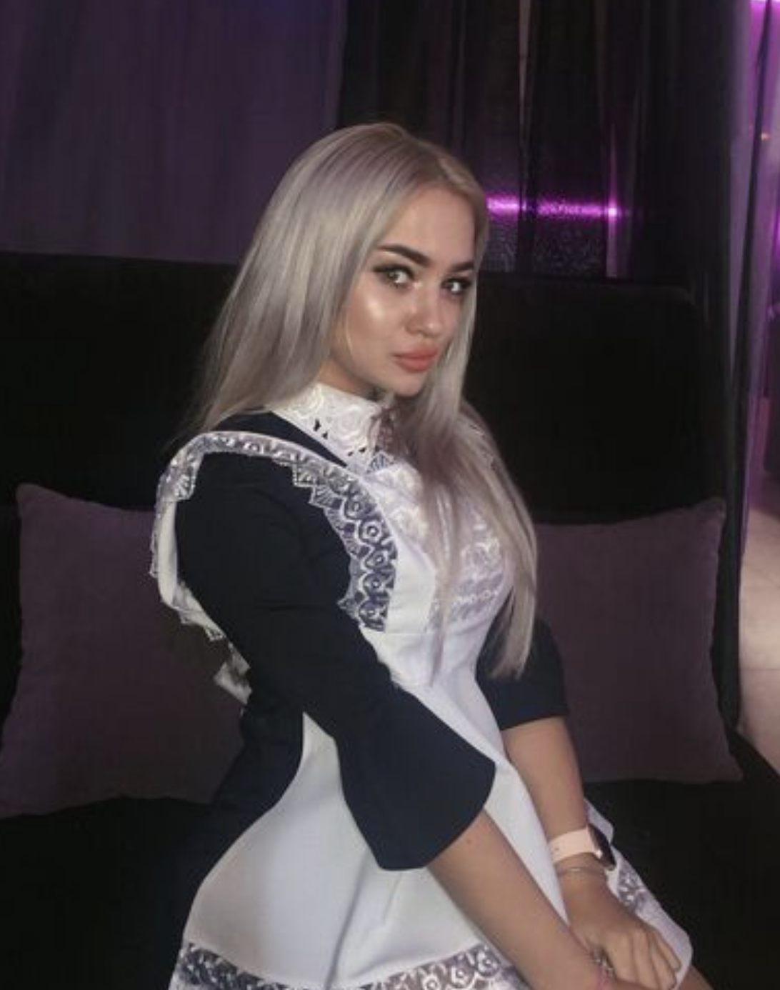 – Настя, я тебе запрошою до себе на весілля! – весело сказала Катя, зустрівши свою найкращу подругу. – Невже Андрій зробив тобі пропозицію?! – раділа за Катю Настя. – Так! І вже давно, просто ми вирішили нікому не говорити, поки все не організуємо, – пояснила Катя. – Як же я рада за тебе! Ну хоч в тебе на весіллі зустріну всіх наших, ато ніяк не виберуся додому, – тараторила Настя. Але Настя навіть здогадатися не могла, чим закінчиться весілля її найкращої подруги.