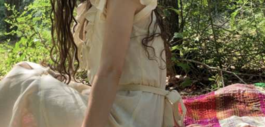 Ігор з Оксаною обирали місце, щоб їм було зручно. Річка, ліс, школа, робота, щоби все було поруч. Знайшлася така ділянка і розпочалося будівництво. Плани трохи змінювалися у процесі роботи. До будинку додалося будівництво гаража для майбутньої машини, а також сарай. Сарай був побудований практично насамперед. Там вже жили кролики та курочки. Сім’я проводила на ділянці практично весь вільний час. А коли у хаті зробили опалення, вони переїхали. На місці зручніше все робити. Одразу влаштувалися працювати. Справи пішли швидше. Хоч і втомлювалися, але все для себе.