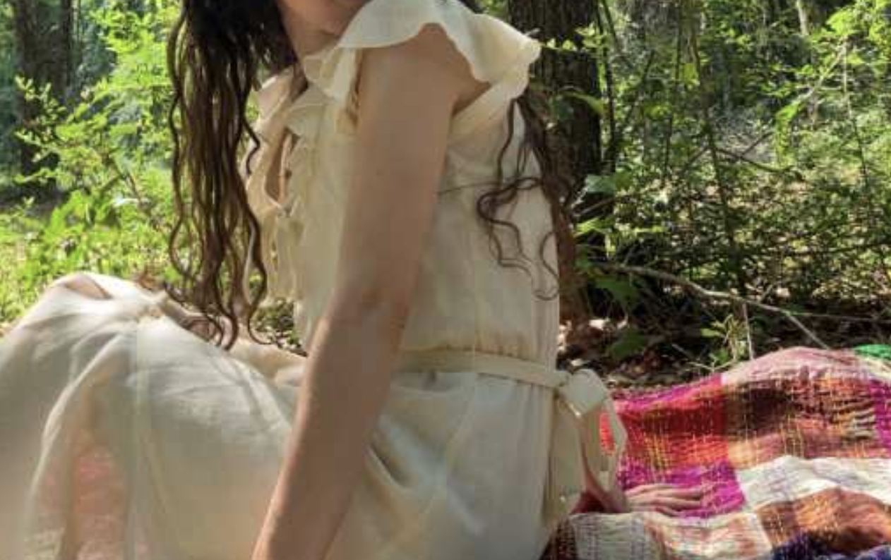 Ігор з Оксаною обирали місце, щоб їм було зручно. Річка, ліс, школа, робота, щоби все було поруч. Знайшлася така ділянка і розпочалося будівництво. Плани трохи змінювалися у процесі роботи. До будинку додалося будівництво гаража для майбутньої машини, а також сарай. Сарай був побудований практично насамперед. Там вже жили кролики та курочки. Сім’я проводила на ділянці практично весь вільний час. А коли у хаті зробили опалення, вони переїхали. На місці зручніше все робити. Одразу влаштувалися працювати. Справи пішли швидше. Хоч і втомлювалися, але все для себе.