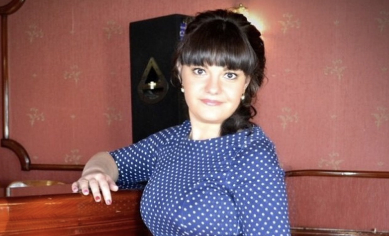 Увечері відчинилися двері, і увійшла дружина, рачки. -Що сталося? — Запитав я сонний. День задався сkладним. Дружина була в гостях, я лишився з дітьми. Ми пограли, і я поклав їх спати. Сам узяв книгу, вирішив дочекатися дружини, але заснув просто на дивані. І тут таке. Вона була n’яна у мот лох. Спробувала підвестися, впала знову. -Тихіше! Діти сплять. — Відчепися від мене. Мені твоя допомога не потрібна. Іди, я тут посплю. Я ледве дотяг її на кухню. Вона відштовхнула мене, відкрила холодильник: — Ви подивитеся на неї. Жодного алкоrолю. Ти досить n’яна! Вона знову відштовхнула мене. І тут я зрозумів. То був розіграш.