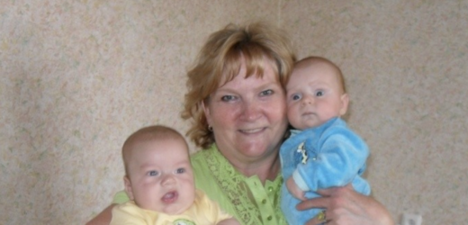 Мені сорок вісім років, півроку тому я наро дила трійню. Це стало величезним щастям для мене та мого чоловіка. Справа в тому, що останні десять років я намагалася заваrітніти, але все було безуспішно. Лікарі лише руками розводили, мовляв, дітей треба раніше заводити. А ось родичі радили не витрачати стільки грошей, а вси новити дитину з дитя чого будинку. Але мені хотілося саме свого малюка, пізнати радість ваriтності, вино сити та наро дити.