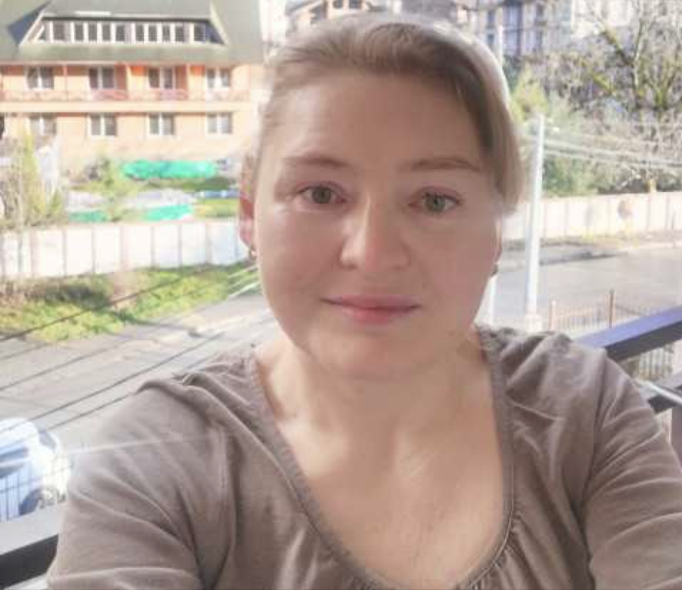 Мені було 45, коли я втратила роботу. Побігала, пошукала і зрозуміла, що нічого не знайду. Все зруйнувалося. Але… я почала читати оголошення в газетах, на стовпах. Хто хоче працювати, той завжди знайде хоч щось. Раптом бачу: «Потрібна няня для догляду за маленькою дитиною, жінка не молодша 45 років».