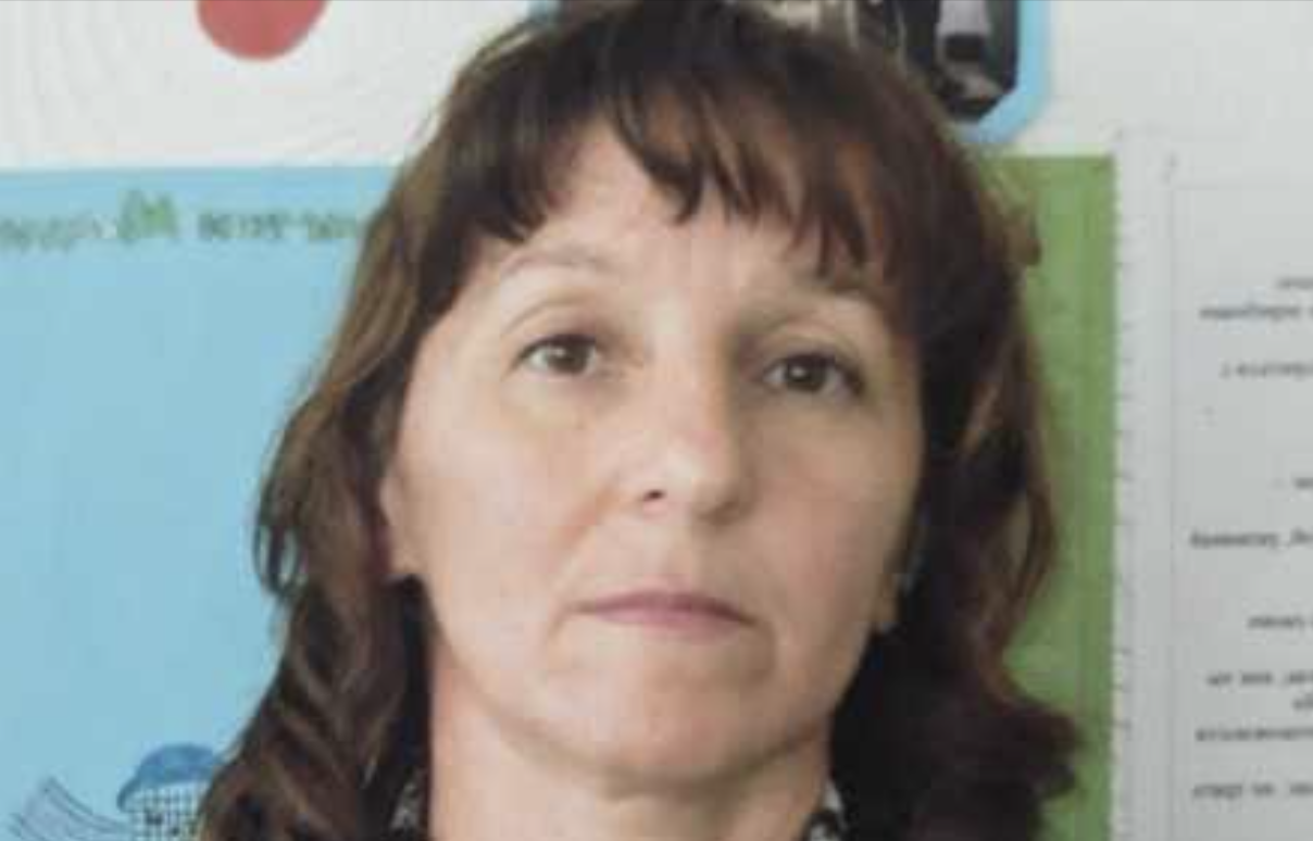 Андрій прокинувся від вібрації телефону. П’ята ранку. На екрані світилося ім’я «Мама». Він скинув виклик і повернувся на бік, сподіваючись, що Олена не прокинулася. Але дружина вже дивилася на нього в напівтемряві спальні.