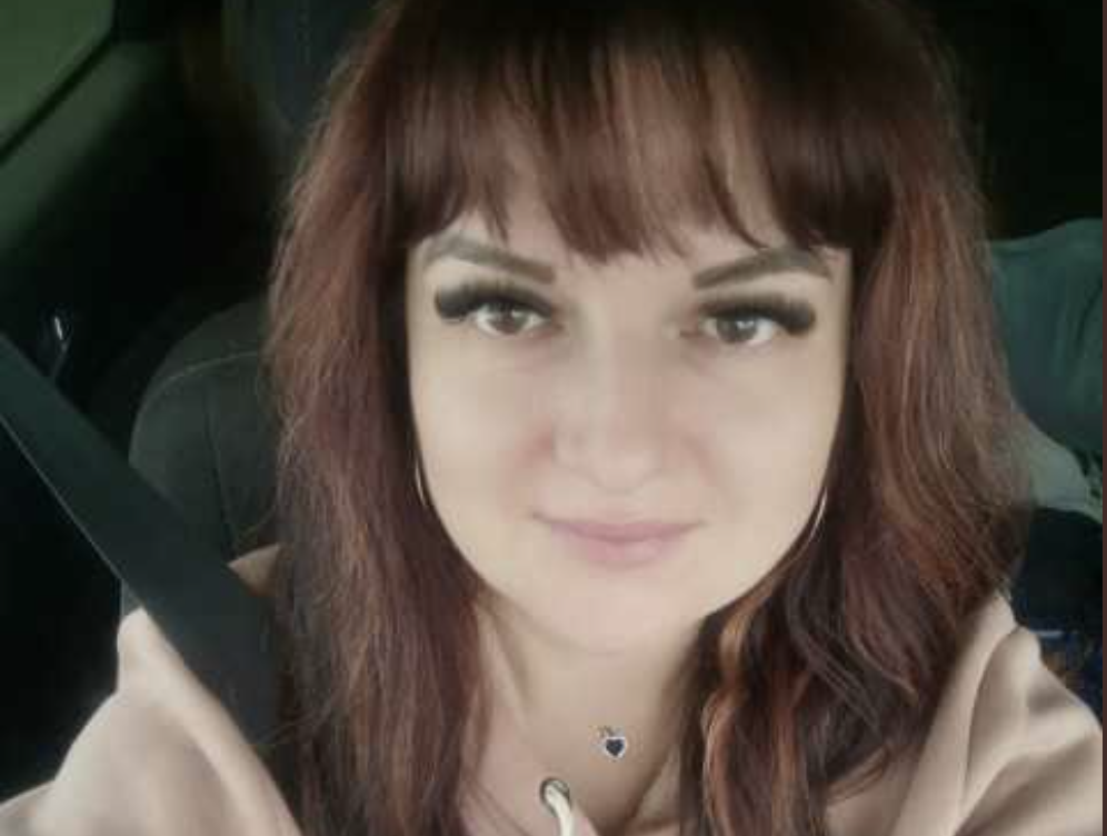 Добре, що ти стала спадкоємицею квартири в центрі, я в ній житиму, — повідомила свекруха, розмішуючи чай з таким виглядом, ніби обговорювала погоду. Марія завмерла з чашкою в руці. Глибоко вдихнула, намагаючись заспокоїтися. — Анна Петрівна, але це квартира моєї бабусі. Ми з Сергієм планували… — Планували що? — перебила свекруха. — Продати? Здати? Нехай хоч якась користь буде від цього спадку.