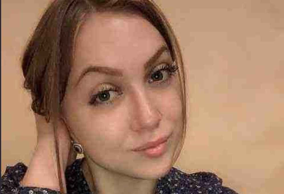 Пішла від чоловіка (33 роки) рік тому і пошкодувала сто разів. Думала, що знайду собі чоловіка кращого, але помилилася. Намагалася його повернути…Жіночі сумки Кажуть, що жінки йдуть від поганих чоловіків. Від тих, хто не працює, кричить або зраджує. Я пішла від хорошого. Від ідеального, якщо дивитися об’єктивно. Мій чоловік, Дмитро, був уособленням стабільності. Програміст, спокійний, домашній. Уся зарплата — в дім. На вихідних — прогулянки в парку або кіно. Якщо я хворіла, він біг у аптеку й оточував мене турботою. Але мені стало нудно. Мені здавалося, що у 28 років життя проходить повз. Я дивилася соцмережі подруг і блогерів: там були букети зі 101 троянди, спонтанні поїздки до Парижа, пристрасті, емоційні гойдалки. А в мене — Дмитро зі своїм: «Аліно, тобі чай з лимоном чи з молоком?».