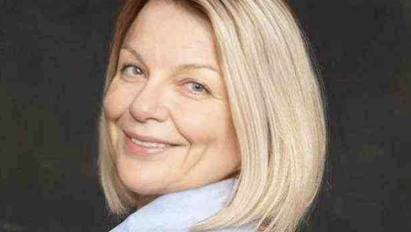 Ти думала, я закохався в тебе, в жінку п’ятдесяти п’яти років? У твою розумну голову? Я просто хочу нормально жити. І хочу, щоб мій син жив нормально, а не поневірявся по кутках…