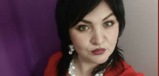 У двері подзвонили, коли я вже готувалася до сну, доїдаючи “Мівіну” із пакета за переглядом серіалу. Відкривши двері, я побачила Антоніну Дмитрівну. Свекруха стояла на порозі з великою валізою та букетом хризантем.