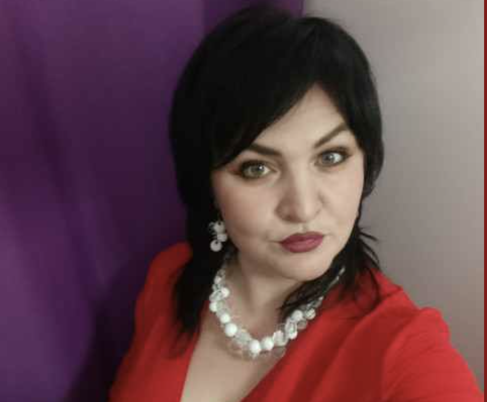 У двері подзвонили, коли я вже готувалася до сну, доїдаючи “Мівіну” із пакета за переглядом серіалу. Відкривши двері, я побачила Антоніну Дмитрівну. Свекруха стояла на порозі з великою валізою та букетом хризантем.