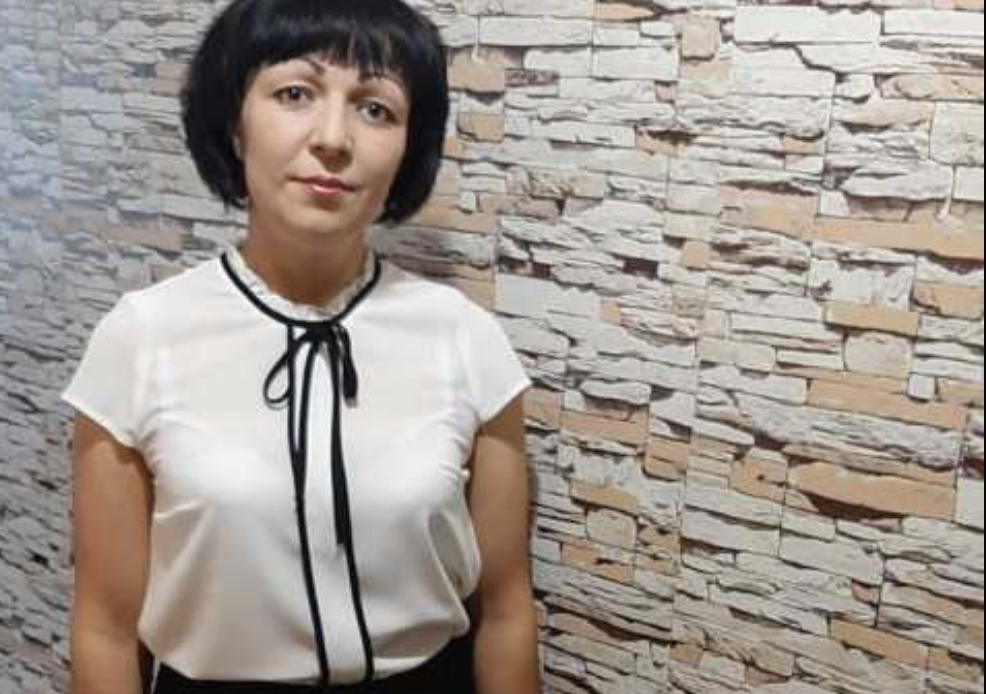 Знаєш що мамо, я більше тобі ні копійки не дам! – Оля втомилася йти не снідавши на роботу. – Я віддаю тобі гроші, але в хаті нема нічого! -А на що я повинна Світлану одягати? Оля прийшла додому на сумна. -Ну, що за люди?! – думала вона. – Лізуть у її життя і на матір всяке говорять! Нехай вона не ідеальна мати – та іншої немає. У неї взагалі нікого немає. Батька рік тому не стало… Оля тата любила. Він був святом і промінцем світла в цьому житті… Мама пішла від тата, коли їй було років п’ять. Ну як пішла – вона виставила його зі свого життя.