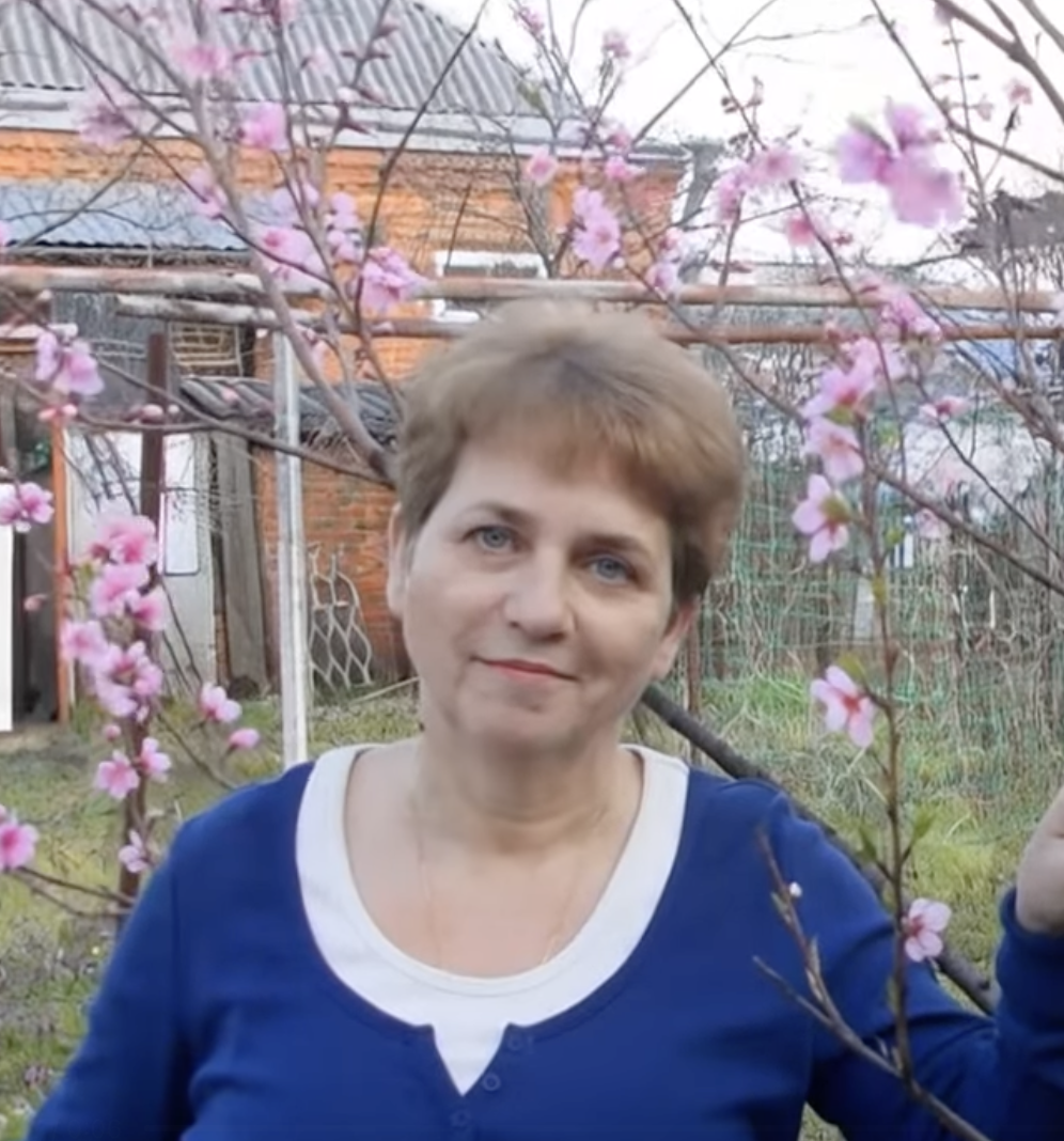 – Мамо?! Ти що тут робиш? – З Португалії повернулася! – Надовго? – Назавжди! Синку, давай ключі від квартири. – Ем, так вона вже зайнята. – Як це? Ким?