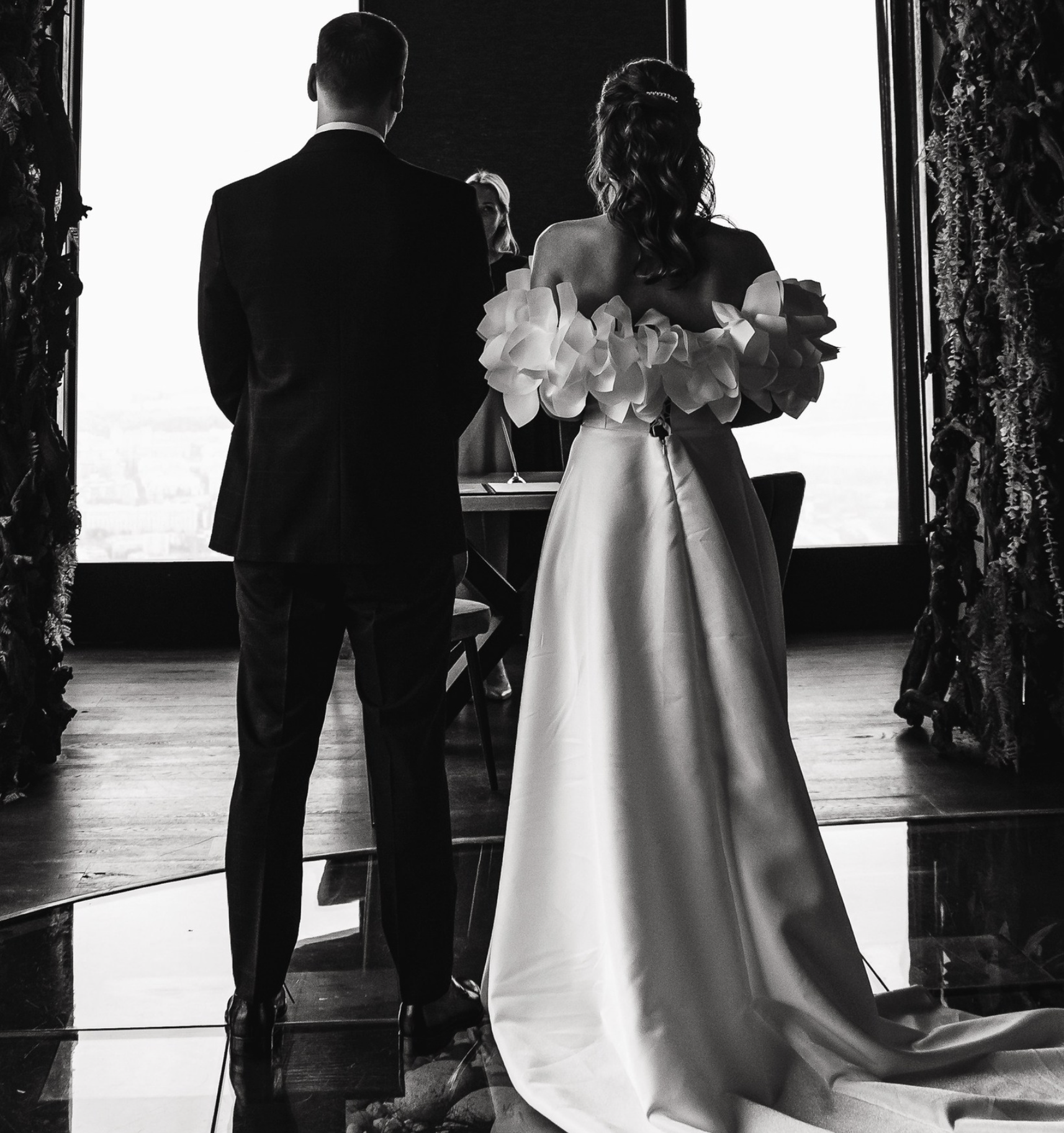 Він пішов за годину до розпису.Мені було 26.. А через п’ять років стояв біля дверей РАЦСу й дивився, як я виходжу заміж за іншого.Потім рішуче ступив до мене…