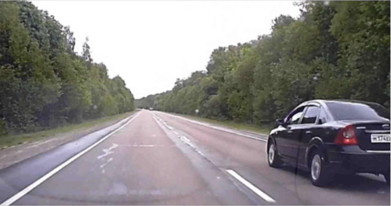 Петро повертався з далекого рейсу. Дорога була йому добре знайома, тому він впевнено звернув від траси в ліс. Так він неабияк зрізав шлях. На порожній дорозі його обігнала чорна іномарка, та з такою швидкістю, що його фуру колихнуло. Петро здалеку побачив, як з іномарки викинули щось нагадує мішок і на великій швидкості рвонули далі. Хлопець вирішив перевірити «мішок». Коли він підібрався ближче — його пересмикнуло. У заметі лежав чоловік у віці. Він був дуже слабкий, тому не міг сам вибратися. Петро доnоміг тому вибратися і дійти до його фури. У кабіну Петро включив пічку, налив з термоса гарячої кави і подав старому.