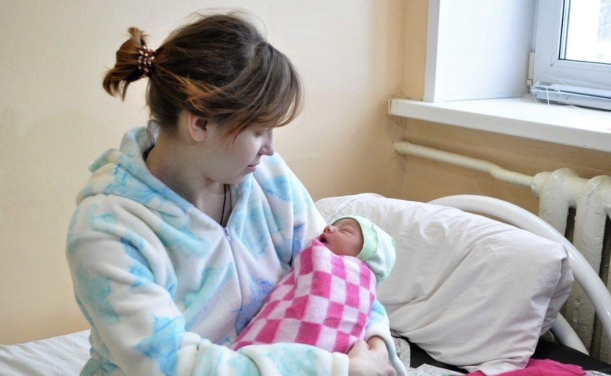 Настав довгоочікуваний день-виписка з пологового будинку. Родичів завжди заздалегідь попереджають, у скільки потрібно приїжджати, поки документи все оформлять. Я чоловікові вранці кілька разів зателефонувала, попередила його, щоб не спізнювався, такий день у нас сьогодні важливий. -Так, люба, я все пам’ятаю. Ти не хвилюйся, я зараз на роботі планерку проведу і миттю до тебе.