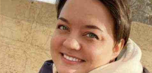 Галя була коханкою. Не пощастило їй з заміжжям. Просиділа в дівках до тридцяти років, а потім вирішила все-таки знайти собі чоловіка. Що Павло одружений, спочатку не знала, але потім чоловік і сам не став приховувати цей факт, як тільки зрозумів, що жінка до нього прив’язалася і покохала. Але жодного докору Галя не висловила Павлу. Навпаки, тільки себе лаяла за цей зв’язок і за свою до нього слабкість. Вона відчувала себе неповноцінною, раз не знайшла собі вчасно нареченого, а час минав.