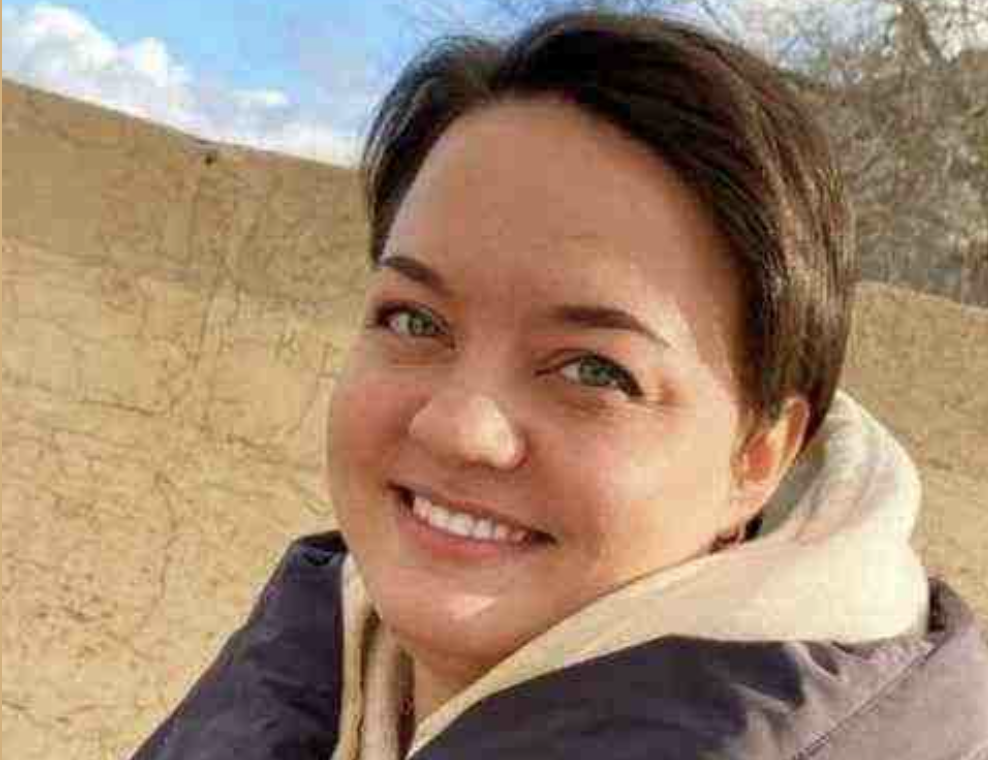 Галя була коханкою. Не пощастило їй з заміжжям. Просиділа в дівках до тридцяти років, а потім вирішила все-таки знайти собі чоловіка. Що Павло одружений, спочатку не знала, але потім чоловік і сам не став приховувати цей факт, як тільки зрозумів, що жінка до нього прив’язалася і покохала. Але жодного докору Галя не висловила Павлу. Навпаки, тільки себе лаяла за цей зв’язок і за свою до нього слабкість. Вона відчувала себе неповноцінною, раз не знайшла собі вчасно нареченого, а час минав.