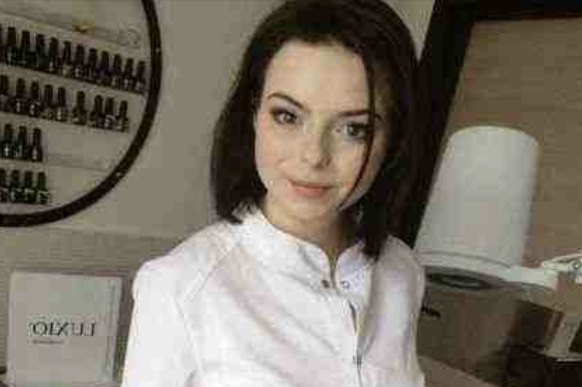 Олеся стояла в передпокої, не вірячи своїм вухам. Її свекруха, Світлана Сергіївна, щойно заявила, що квартира покійної бабусі Зої дістанеться не їй, а Олені — дружині молодшого сина. — Світлано Сергіївна, але ви ж обіцяли, — голос Олесі затремтів від образи. — Ви самі казали: якщо я доглядатиму за бабусею Зоєю до самого кінця, квартира буде наша з Мішею. Свекруха стиснула губи і відвела погляд. На її обличчі не було ні тіні збентеження — тільки холодна рішучість.