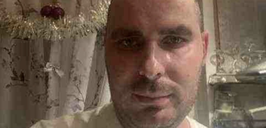 Ірина б нічого не запідозрила і жила собі тихо і мирно, якби не дивний дзвінок серед ночі. “Зіна Булочки”. «Які це ще булочки дзвонять нам о другій годині ночі?» – подумала вона. Ірина б нічого не запідозрила і жила собі тихо і мирно, якби не дивний дзвінок серед ночі. Чоловік міцно спав, а трель його телефону лунала на весь будинок. Ірина прокинулася. Порухала чоловіка. Він неохоче обернувся і, похропуючи, поклав долоні під щоку. -Ну точно дитина, їй богу, – подумала Ірина і потягнулася до його телефону. Вона жмурилася від яскравого світла, але все одно розглянула дивне буквосполучення “Зіна Булочки”.