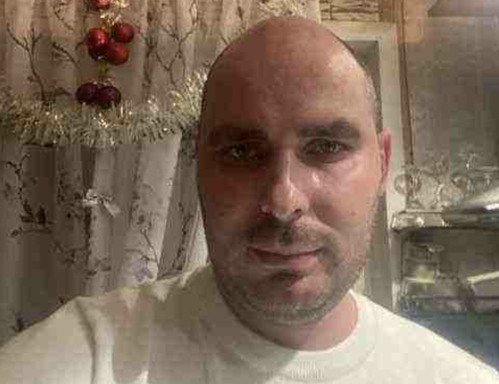 Ірина б нічого не запідозрила і жила собі тихо і мирно, якби не дивний дзвінок серед ночі. “Зіна Булочки”. «Які це ще булочки дзвонять нам о другій годині ночі?» – подумала вона. Ірина б нічого не запідозрила і жила собі тихо і мирно, якби не дивний дзвінок серед ночі. Чоловік міцно спав, а трель його телефону лунала на весь будинок. Ірина прокинулася. Порухала чоловіка. Він неохоче обернувся і, похропуючи, поклав долоні під щоку. -Ну точно дитина, їй богу, – подумала Ірина і потягнулася до його телефону. Вона жмурилася від яскравого світла, але все одно розглянула дивне буквосполучення “Зіна Булочки”.