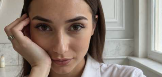 Навмисно збрехала чоловіку, що не встигну приїхати додому на нашу річницю, що не було квитків на поїзд, що сестра не хотіла відпускати і благала, ще трохи залишитись. А сама вже вдома, розпакувала валізу, купила святковий торт, одягла сексуальну білизну і чекаю свого коханого, щоб привітати з нашим святом. Буде йому сюрприз.