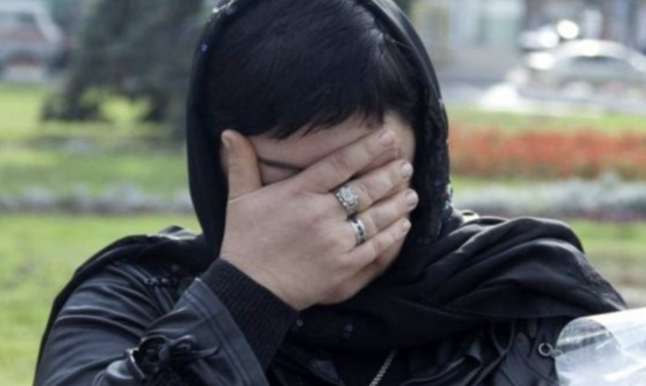 Жив-був на світі людина, яка все своє життя працював, і гроші збирав. Коли справа доходила до фінансів, йому просто не було рівних в скупості.Він любив гроші понад усе на світі і незадовго до сmеpті сказав своїй дружині: «Коли я п0мpy, я хочу, щоб ти всі мої гроші поклала в домовину разом зі мною. Хочу забрати їх на той cвіт ». Він повторював це до тих пір, поки не отримав обіцянку дружини зробити це.Настав день, і він п0 мер.На пox0p0нах чоловік лежав у тpynі, дружина сиділа поруч, вся в чорному, а поруч з нею сиділа найкраща подруга.Коли церемонія прощання була завершена і стали закривати кpiшkу тypnи, жінка встала і сказала…