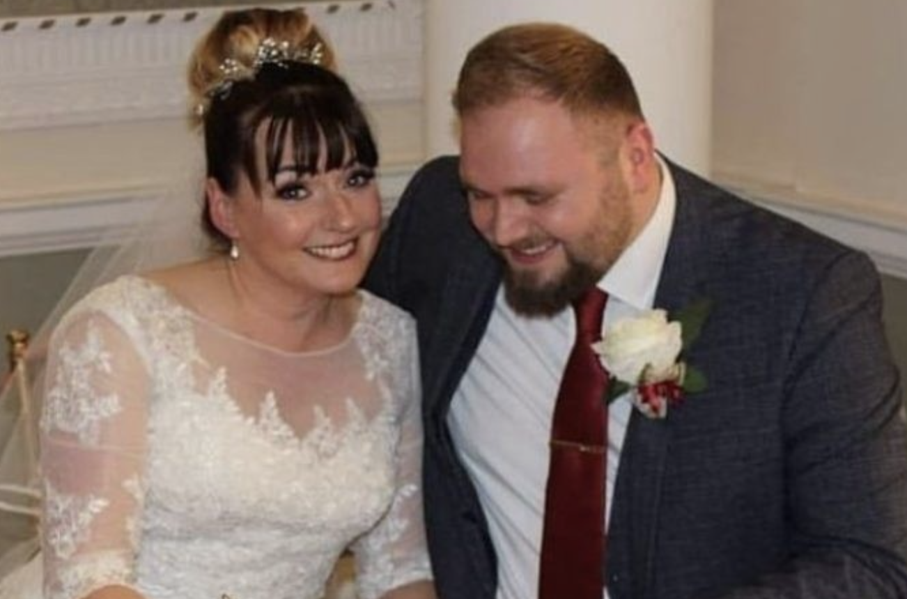 Союз Ірини та Дмитра схвалили не багато. Воно і було зрозуміло чому, Іра на 12 років старша за чоловіка, у неї вже є дитина від першого шлюбу, вона успішна кар’єристка і досягла всього у своєму житті. Дмитро поки що на початку цього шляху, працює в пекарні, грошей не так уже й багато, квартири немає, машини теж. Батьки Іри добре прийняли нареченого, але ось батьки Діми-не зовсім. -Навіщо тобі така у віці? З роками це буде впадати у вічі. Ти ж молодий хлопець, то знайди собі дівчину за віком, — обурювалася мама Діми. -Ні, я тільки Іру люблю.