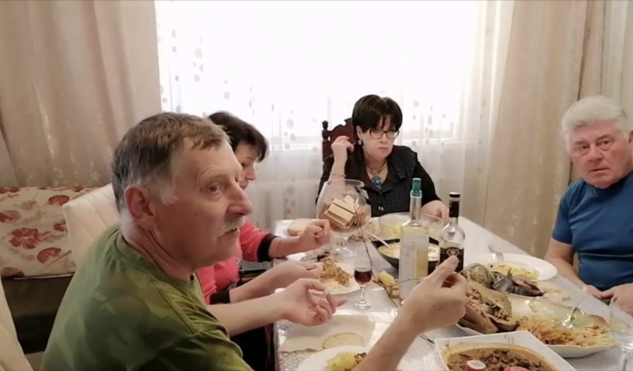 Мій син із дівчиною приїхали у суботу о 3 годині на обід. Ми тоді мали познайомитися, вирішили зустріч влаштувати на дачі. Я приготувала смачну їжу, тортик спекла, куnила все потрібне. Чоловік теж доnомагав, якщо треба було, в магазин бігав. І ось усе було готове до приходу нашої майбутньої невістки. Стіл я сама накрила. Залишилося тільки серветки розкласти і винести ковбасу з кухні. Коли я покликала Настю, щоб та мені доnомогла, вона навіть уваги не звернула. Я подумала, що, може, не почула. Коли поїли, Сашко встав із нею, а ми пішли у напрямку дому, хотіли відпочити.