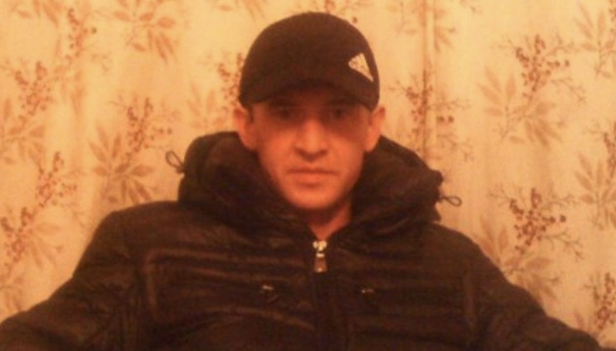 Колись я доньку видавав заміж. Гідний кандидат, прийшов особисто у мене попросив руки моєї доньки. Мені тоді дружина казала, що він ненадійний, ледар, я їй не вірив. Ну як це чоловік може бути таким, де це бачено? Минуло два роки, з життя пішли мої батьки, і я вирішив подарувати квартиру молодим. Живуть на знімній, то хіба можна? Вони заселилися, донька була щасливою. Незабаром у них наро дилися діти – погодки. Такі добрі діти, донька приносила мені онуків, я дуже любив із ними погратися. Й зараз теж. Після шести років шлюбу донька вирішила роз лучитися. Для мене це уда р шоk, я не очікував навіть, все ж таки було добре.