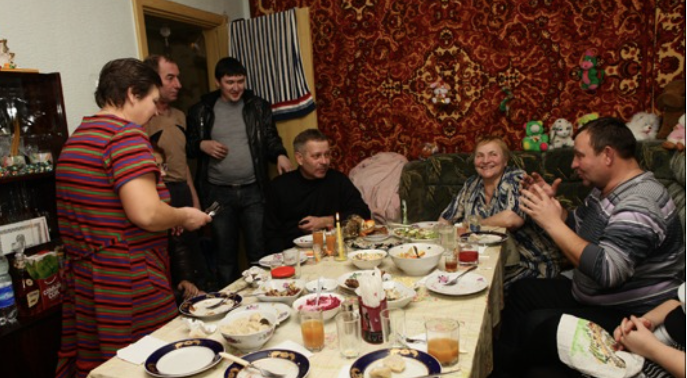 Дружина так відповіла на образливий тост чоловіка, що той втратив дар мови… Продовження…