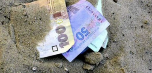 Я знайшла на вулиці гроші і зробила так, як вчила мене мама. З того дня моє життя змінилося назавжди! У дощовий і противний вечір я поверталася дуже втомленою з роботи, в сумних роздумах, де завтра взяти гроші на черговий платіж за ноутбук, узятий в кредит, а зарплата буде тільки через 3 дні. Знову доведеться з кредитки знімати. Ніяк я з цими фінансами не вмію керувати! І тут бачу – прямо переді мною лежить купюра в 500 гривень, складена навпіл і перетягнути гумкою. Абсолютно нова і повністю суха, хоча кругом все було мокрим і брудним. Спочатку хотіла пройти повз, а потім згадалися бабусині розповіді, які мене не раз переказувала мама, як чинити з тим, що знайдено прямо під ногами. Незважаючи на те, що говорять інші, мовляв, не можна піднімати гроші і колечка на дорозі, вона стверджувала, що їх обов’язково треба забирати, але слід дотримуватися деяких правил, щоб не нашкодити собі.