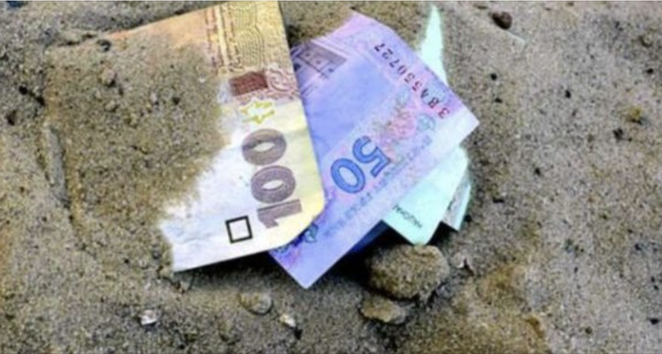 Я знайшла на вулиці гроші і зробила так, як вчила мене мама. З того дня моє життя змінилося назавжди! У дощовий і противний вечір я поверталася дуже втомленою з роботи, в сумних роздумах, де завтра взяти гроші на черговий платіж за ноутбук, узятий в кредит, а зарплата буде тільки через 3 дні. Знову доведеться з кредитки знімати. Ніяк я з цими фінансами не вмію керувати! І тут бачу – прямо переді мною лежить купюра в 500 гривень, складена навпіл і перетягнути гумкою. Абсолютно нова і повністю суха, хоча кругом все було мокрим і брудним. Спочатку хотіла пройти повз, а потім згадалися бабусині розповіді, які мене не раз переказувала мама, як чинити з тим, що знайдено прямо під ногами. Незважаючи на те, що говорять інші, мовляв, не можна піднімати гроші і колечка на дорозі, вона стверджувала, що їх обов’язково треба забирати, але слід дотримуватися деяких правил, щоб не нашкодити собі.