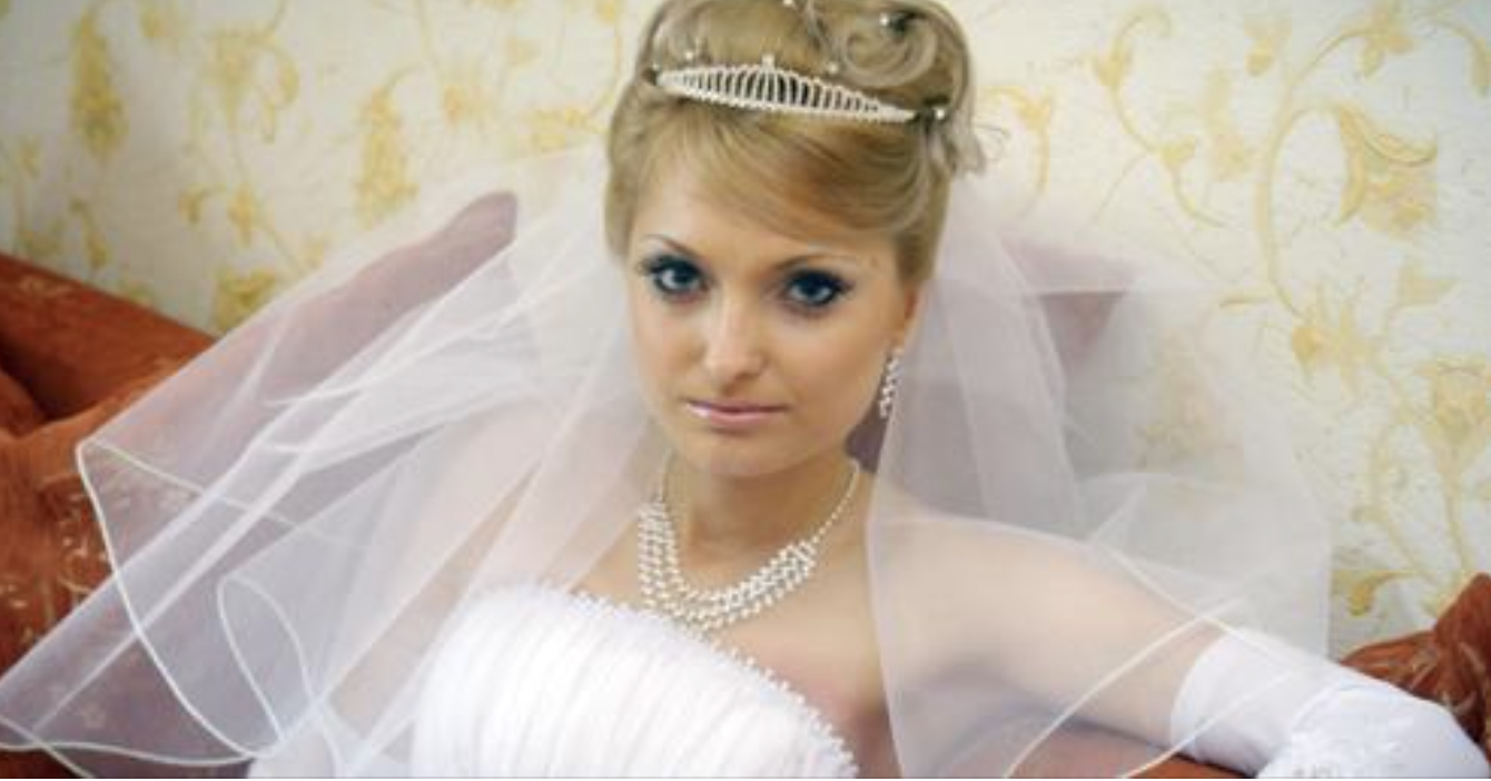 У мене чотири сестри, ми всі від різних чоловіків. Мама виходила заміж цілих 5 разів. Ось так вона народила нас, але, на жаль, знову залишилася одна. З останнім чоловіком теж розлучилася і остаточно на своєму особистому житті поставила крапку. Мама каже, що ми всі схожі на своїх батьків, але характером у неї пішли, але тільки не я. Я єдина, хто цілком схожа на свого батька, і від цього мені дуже добре на душі..