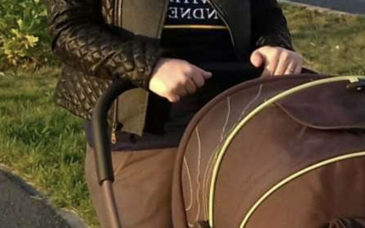 Дзвонив братові — той слухавку не бере. Тоді набрав матір. А свекруха лише зітхнула: «Так, синку, все правда. А що я могла зробити? Батько так вирішив. Виявляється, він тоді зовсім не жартував». Чоловік спершу лютував на батька. Минуло ще два тижні, він поїхав до батьків сам, бо Оксана навідріз відмовилася переступати їхній поріг.