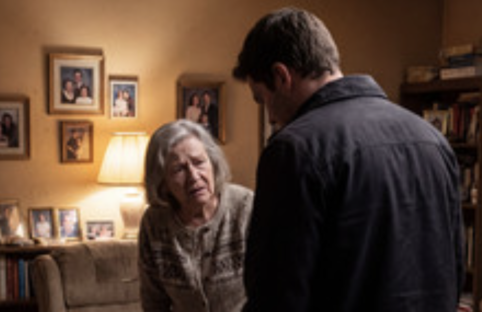 Мамо, збирай речі. Марічка сказала, що до кінця тижня кімната має бути вільною. Ополоник завмер у повітрі. Галина Петрівна повільно повернулася. Їй здалося, що вона недочула або це якийсь невдалий жарт.