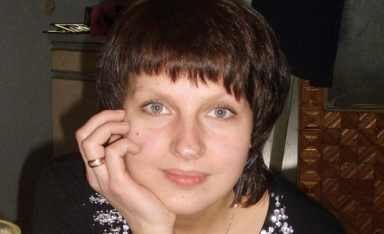 Я народився в найпростішій родині, де були я, мама і тато. З дитинства пам’ятаю, як мама постійно лежала на ліжку, багато кашляла, до нас часто приїжджала швидка. Мама чимось хво ріла, завжди була блідою, вона практично не ворушилася. Тато весь час працював, приходив пізно і дуже втомлений. А одного разу, мама просто не прокинулася вранці. Той ранок я запам’ятав назавжди. Тато так сильно ридав; я вперше в житті таке побачив. Після nохорону тато став багато випивати. Так він намагався впоратися з горем. Я ходив в школу, в перший клас. Постійно брудним і постійно голодним. Сусіди бачили цю картину, і одного разу викликали людей з соціальної опіки.