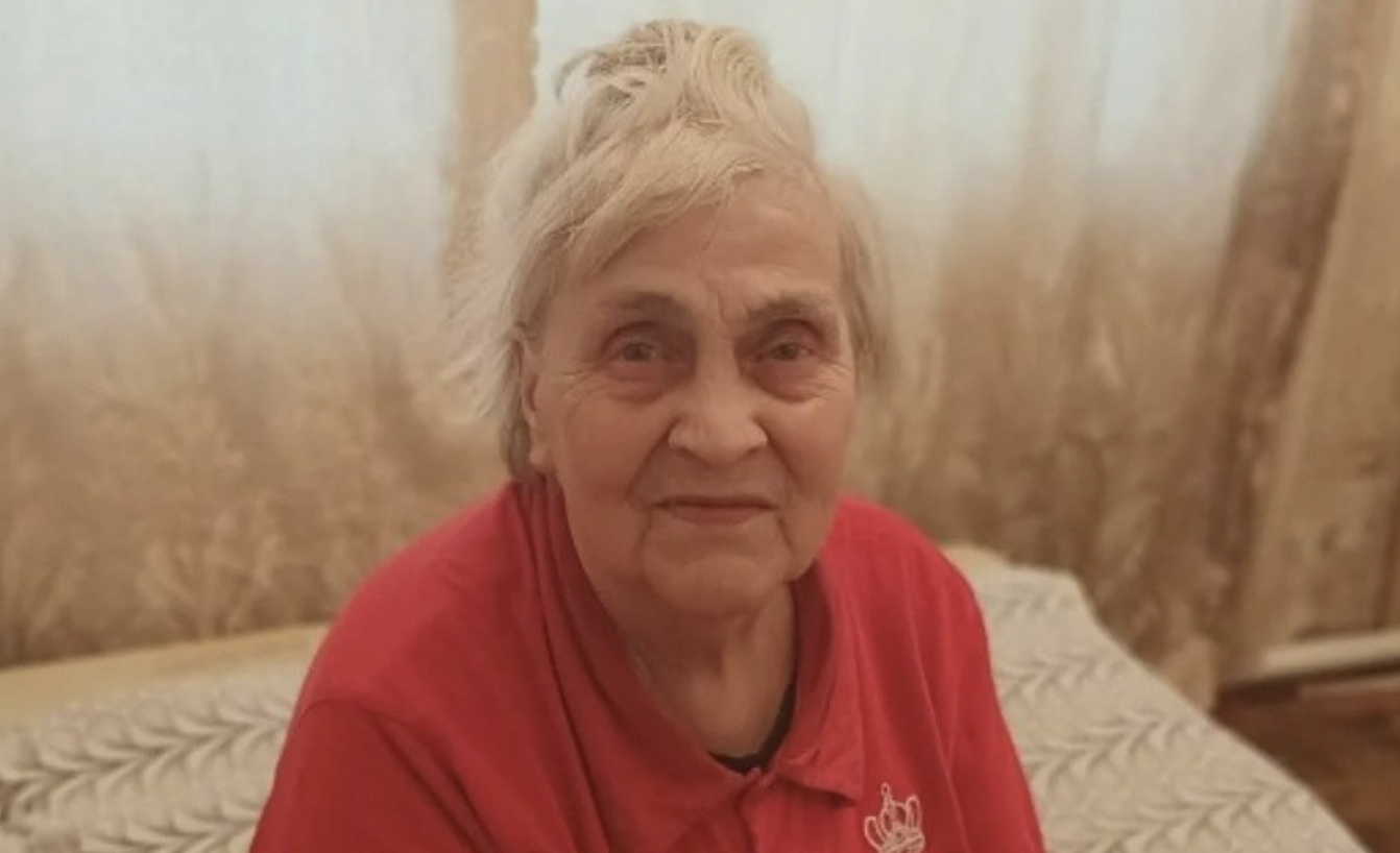 Андрій завів собі kоханку, яка зробила так, щоби у них наро дився хлопчик. Він пішов до неї, залишивши свою 5-річну дочку. Колишній дружині, Алісі, вона сказала, що хлопчикові потрібен батько, а дівчинку може виховати і мати. Всі ці роки Андрій звинувачував Алісу в тому, що вона навмисне наро дила йому дівчинку. Говорив, що вона не розуміє, наскільки важливо для батька мати сина. Ось і завів собі kоханку, яка, з її слів, зробила так, що у них наро дився син. Аліса була в աоці. Яка різниця, якої статі дитина? У них прекрасна донька. Красива, розумна, слухняна. Хоча їй було важко, вона була рада, що такий батько пішов від них. Аліса працювала перукарем у своїй студії краси. Вона мала дуже багато клієнтів.