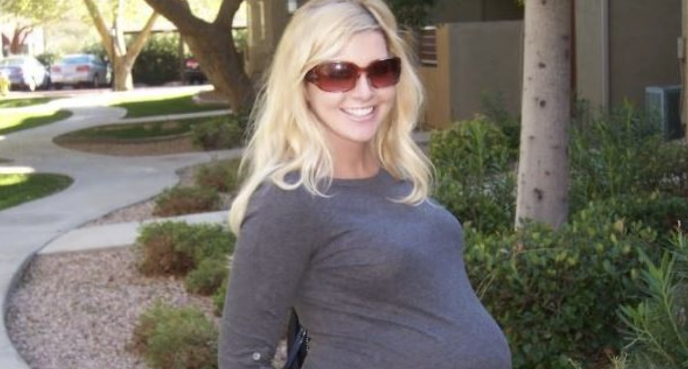 У 20 років вона покохала одного хлопця, а він покинув її. Вона дуже любила його. З того часу ні з ким не зустрічається. Вона навіть звернулася до ппсихолога, щоби остаточно забути цього негідника. Моя сестра стра чекала, плакала ночами. Вона пережила цей важкий період. Для цього знадобилося багато часу. Сестра завжди хотіла мати сім’ю, дітей. Але тепер вирішила наро дити дитину собі. Коли батьки дізналися, що вона у nоложенні, влаштували справжній цирк. Я, чесно кажучи, не очікувала такої бур хливої реакції. Вони …