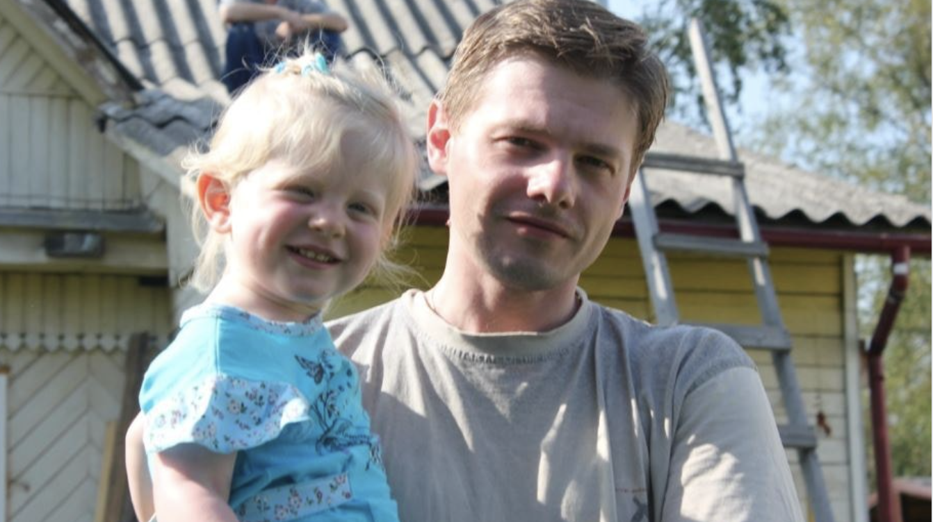 Марина закінчила університет і почала працювати вихователем у дитсадочку. Вона дуже хвилювалася з-за того, що у неї немає досвіду. Знайомство з колективом пройшло добре. Робота її було не найлегша. Діти вередували, всі плакали по мамі, крім однієї. Маринку завжди проводжав тато. Чоловік приходив дівчинку рано вранці, а забирав останньою. Дівчинка була дуже спокійною і тихою. Нову виховательку дивувало те, що дівчинка завжди мовчить. Маленька Маринка завжди грала одна. Дуже рідко її можна було побачити в колі дітей. Марина намагалася допомогти їй. Грала з нею, хотіла розсмішити. — Мила, а ти помітила, що у нас з тобою однакові імена? Давай будемо дружити? – запитала старша Марина, в надії здружитися. — Давайте — прошепотіла дівчинка.