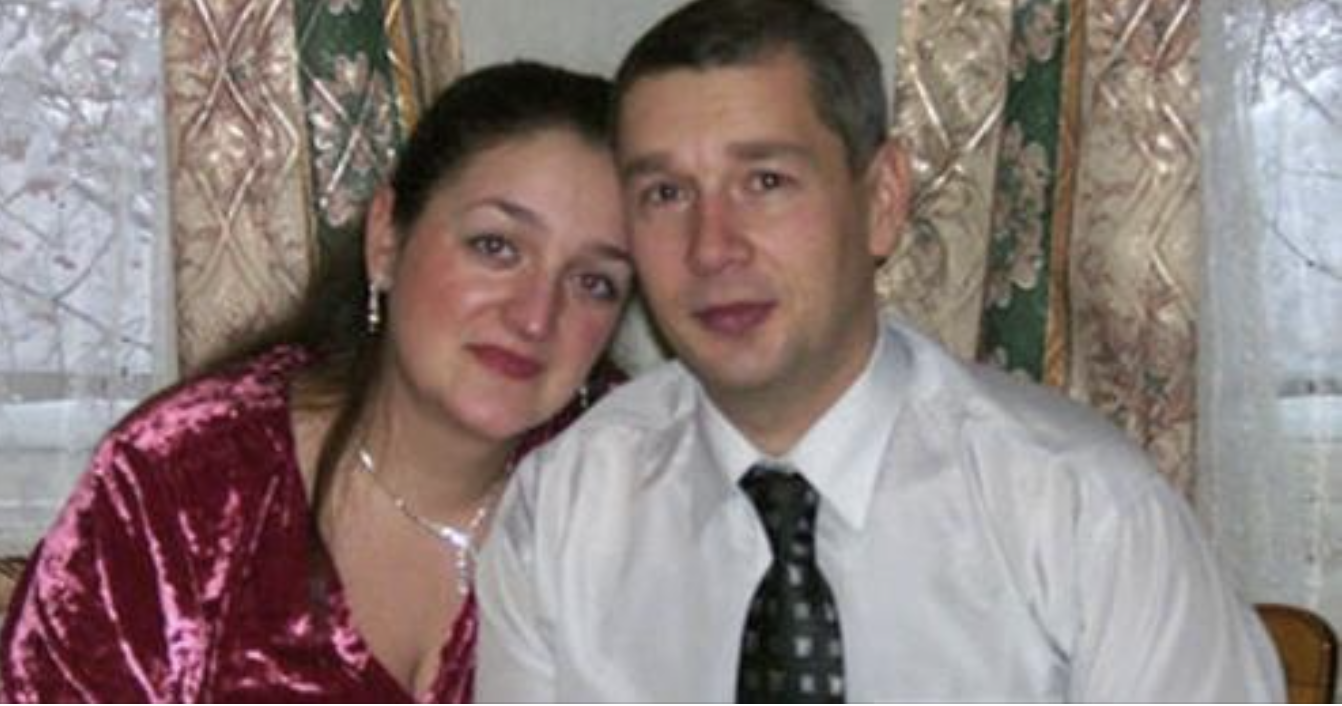 Я змогла перетворити своє хобі в досить прибуткову справу. Я роблю ляльки і nродаю їх у своєму інтернет-магазині. Бізнес досить успішний, ляльки дороrі, тому я неnогано заробляю. У мене є подруга, яка працює організатором дитячих свят. Як-то вона мені подзвонила і каже: -Лесь, привіт, у мене до тебе прохання. Наше агентство проводить ряд благодійних заходів в дитячому будинку для дітей з обмеженими можливостями. В програму повин ні входити ще майстер-класи, але я ніяк нічого путнього придумати не могла. Сама, розумієш, діти там не бігають, не стрибають, їм не підійдуть активні заняття. Потім згадала про тебе. Ляльки — це те, що потрібно!