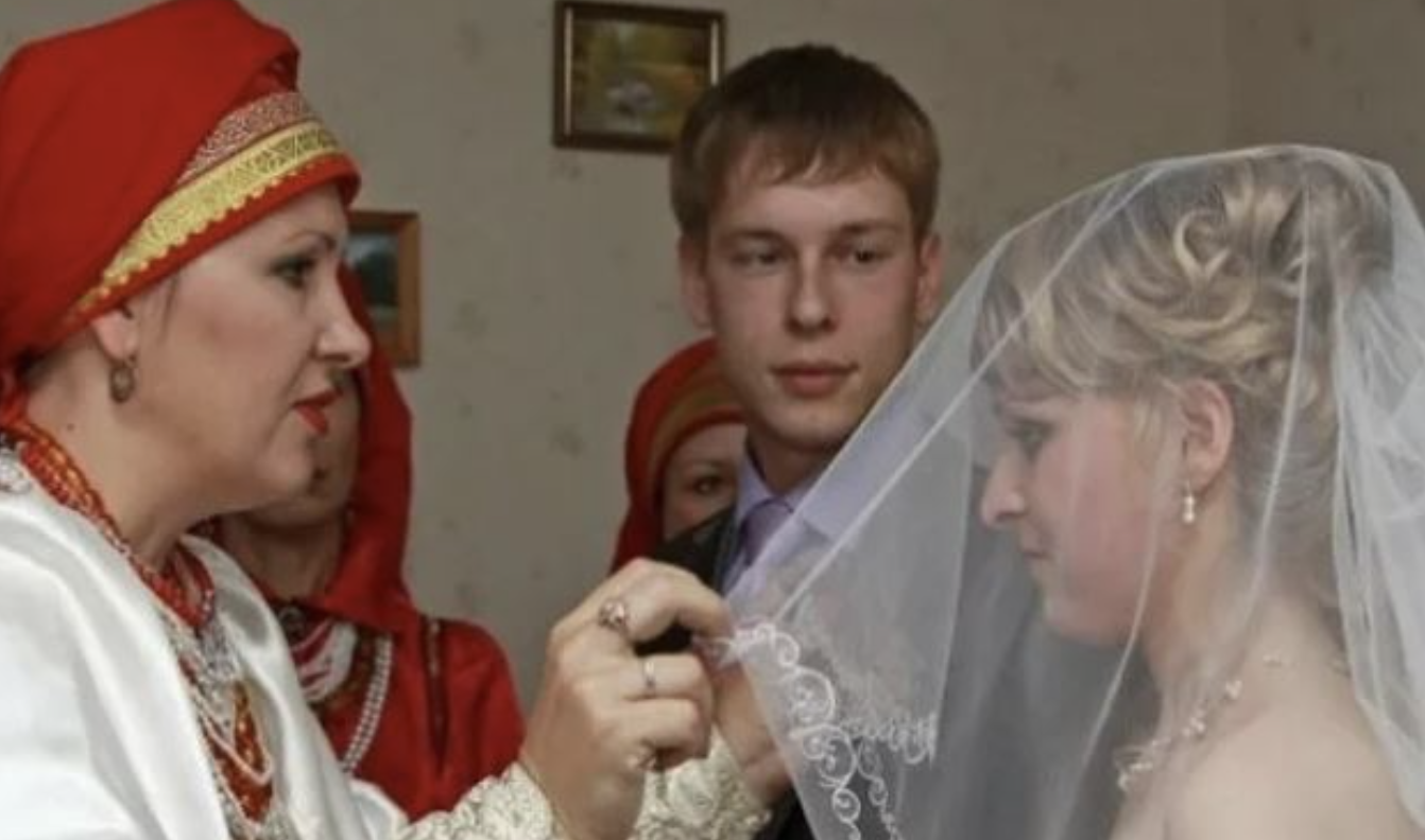 Єдиний син ошелешив нас тим, що хоче одружитися — йому ж всього 22 роки. Але ми з чоловіком вирішили, що перечити не будемо, адже ми самі свого часу одружилися дуже молодими. Чоловікові ледь виповнилося 22, а мені 19. Значить, така доля. Та й наречена нам подобалася: Мар’янка вчилася з сином в університеті в одній групі. Коли ми зрозуміли, що справа вирішено, почали готуватися до торжества. Ми вирішили, що оскільки Віктор у нас єдиний син, треба робити йому весілля. Як годиться, зібралися ми з чоловіком до батьків цієї Мар’яни, нашої майбутньої невістки, в гості. Про дівчину ми нічого не знали, так, бачили її кілька разів з нашим сином. Вона розповідала, що живе разом з мамою в селі, недалеко від нашого міста. Так що ми поїхали свататися. Про свій приїзд, майбутньої свахи ми, звичайно, попередили заздалегідь. Чоловік купив квіти, я спекла торт і ми вирушили на знайомство з майбутньою, так би мовити, сім’єю. По приїзду, перше, що нас вразило, це дуже чистий і охайний двір.